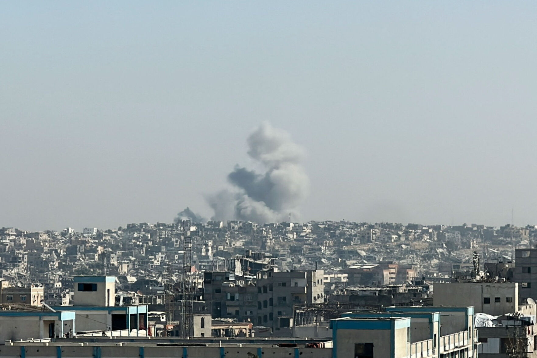 US envoys visit Israel to bolster truce, and Gaza militants hand over a hostage's remains